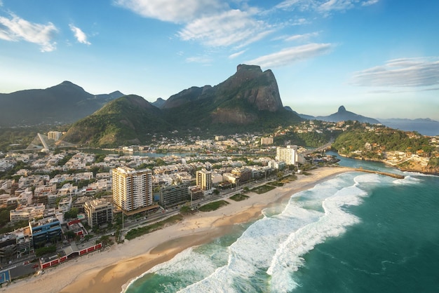 Luftansicht von Barra da Tijuca und Pedra da Gavea Hill in Rio de Janeiro, Brasilien