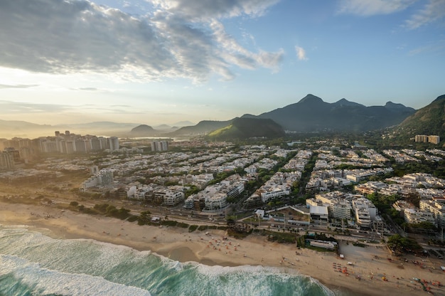 Luftansicht von Barra da Tijuca und Pepe Beach in Rio de Janeiro, Brasilien