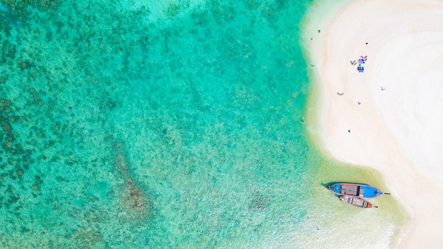 Foto luftansicht von booten am strand