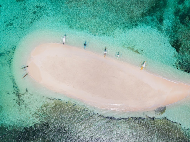 Foto luftansicht von booten, die im meer verankert sind