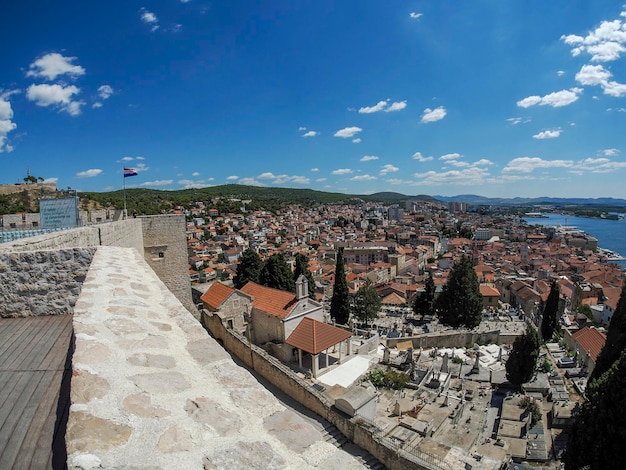 Luftansicht von der Festung des mittelalterlichen Dorfes Sibenik, Weltkulturerbe Kroatien Panorama