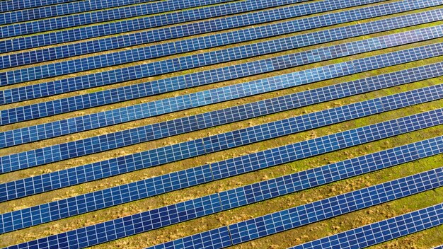 Luftansicht von Drohnenflüge über Solarkraftwerkspanele Luftanschauung von Solarfarm grüne Energie