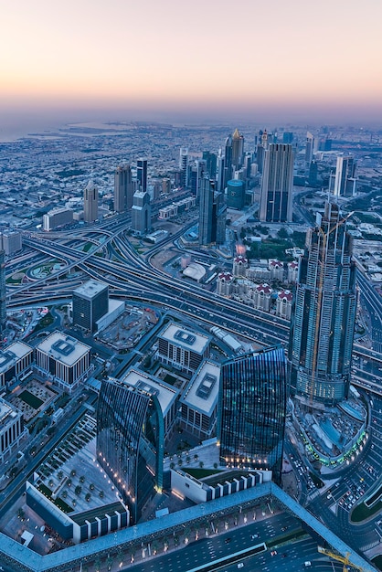 Luftansicht von Gebäuden in der Stadt bei Sonnenuntergang