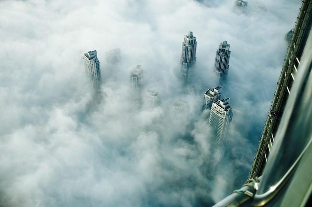 Luftansicht von Gebäuden und Wolkenlandschaft