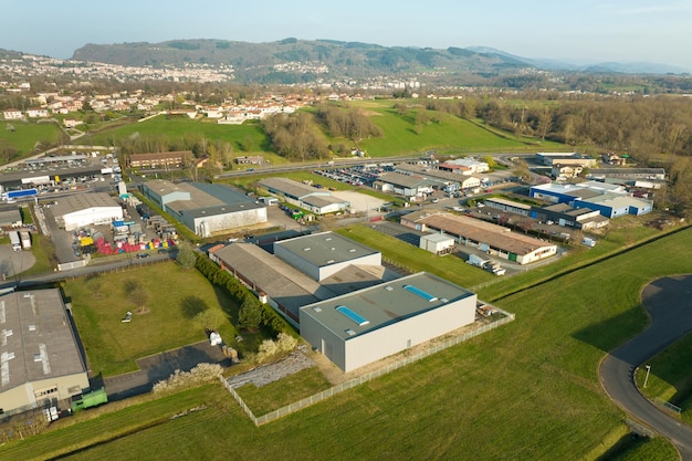 Luftansicht von Güterlagern und Logistikzentrum in der Industriegebietszone von oben