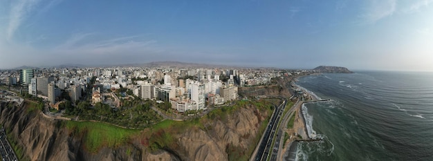 Foto luftansicht von la costa verde und der miraflores promenade in lima