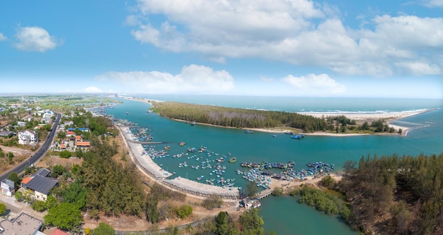 Luftansicht von Loc An Fischerdorf Vung Tau Stadt Ein Fischereihafen mit Tsunami-Schutz Betonblöcken Stadtbild und traditionelle Boote im Meer