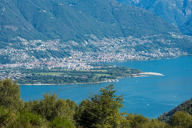 Foto luftansicht von locarno von einem berg aus