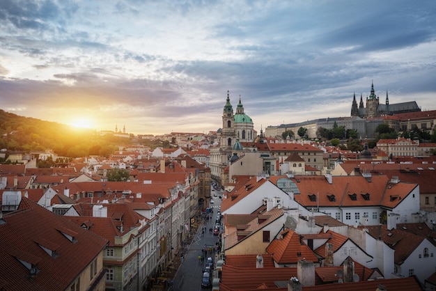 Luftansicht von Mala Strana bei Sonnenuntergang mit der St.-Nicholas-Kirche und dem Prager Schloss Prag Tschechische Republik