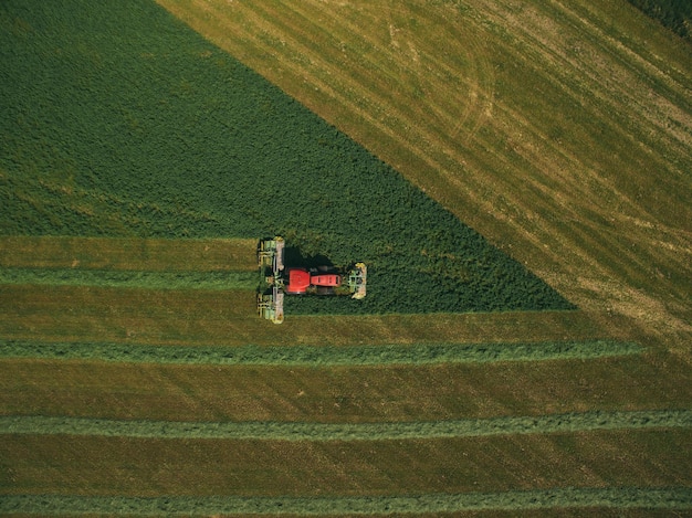 Luftansicht von Maschinen, die auf landwirtschaftlichem Gebiet arbeiten