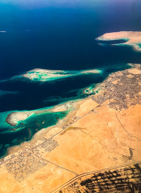 Luftansicht von oben von der Flugzeugküste Ägyptische Wüsteninseln. Rotes Meer Sharm Al Sheikh Ägypten.