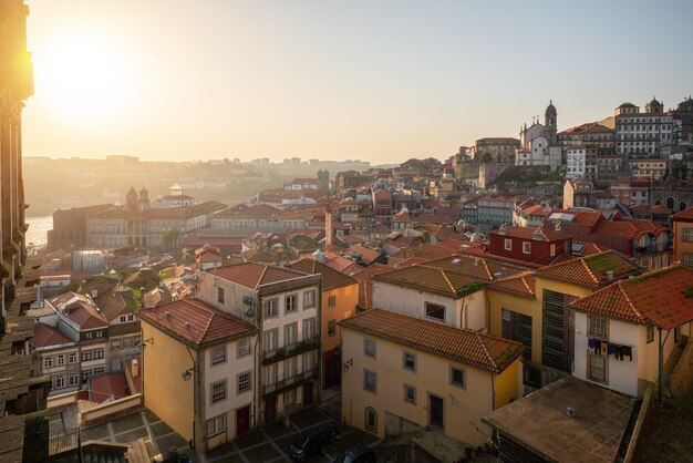Luftansicht von Ribeira und Baixa bei Sonnenuntergang mit der Kirche Nossa Senhora da Vitoria und dem Börsenpalast Porto Portugal