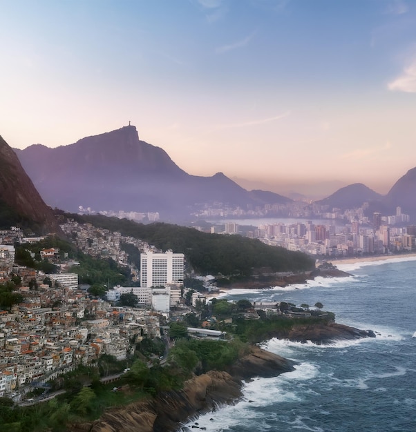 Luftansicht von Rio de Janeiro mit dem Corcovado-Berg beim Sonnenuntergang Rio de Janeiro Brasilien