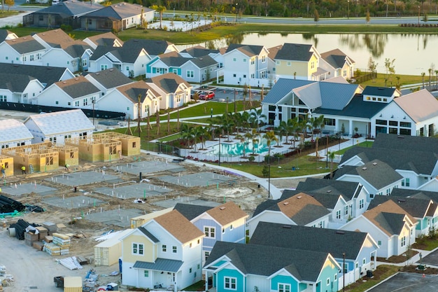 Foto luftansicht von unfertigen holzrahmen von erschwinglichen gebäuden im bau entwicklung von wohnwohnungen in amerikanischen vorstädten immobilienmarkt in den usa