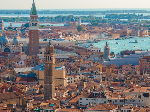 Luftansicht von Venedig in der Nähe des Saint-Marc-Platzes, der Rialto-Brücke und der schmalen Kanäle