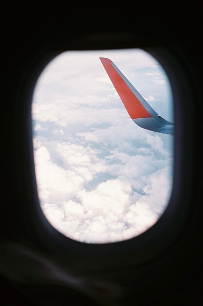 Foto luftansicht von wolken durch das flugzeugfenster