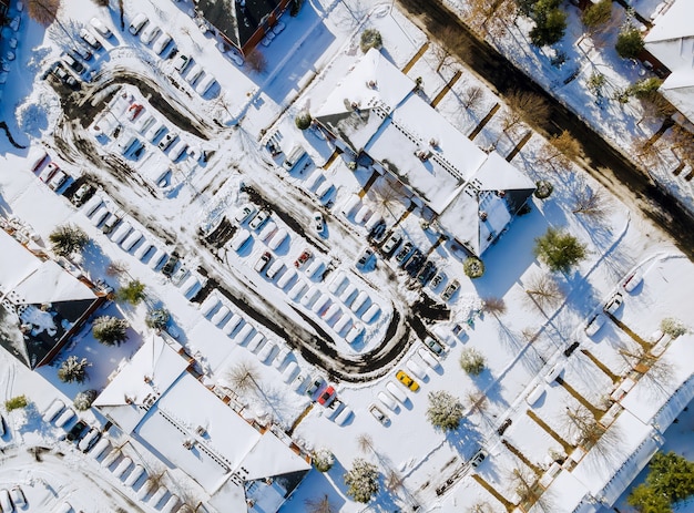 Luftansicht Wohnkomplexe in Wohnhäusern Nachbarschaft Dachhäuser bedeckt Schnee