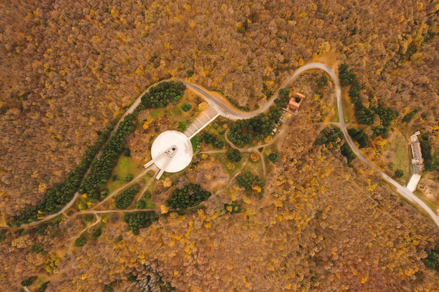 Luftaufnahme am Denkmal Freiheit auf Fruska Gora Berg, nahe Novi Sad, Serbien