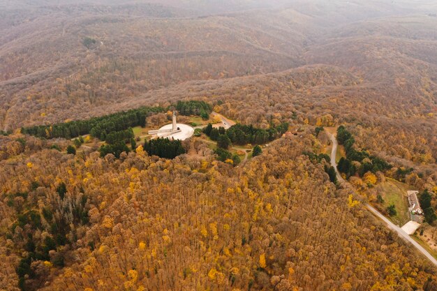 Luftaufnahme am Denkmal Freiheit auf Fruska Gora Berg, nahe Novi Sad, Serbien