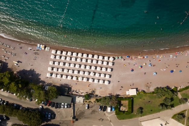 Luftaufnahme am Strand von Sveti Stefan Inlet in Montenegro