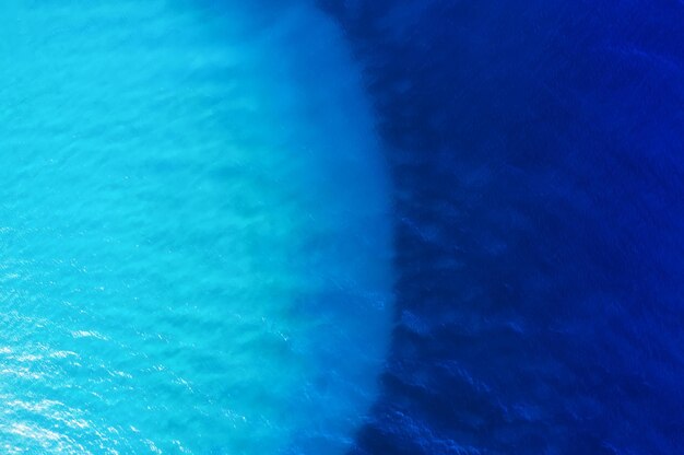 Luftaufnahme am wasserhintergrund türkisfarbenes und blaues wasser aus der luft wellen auf dem meer wasserhintergrundbild