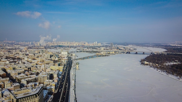 Luftaufnahme auf dem zugefrorenen Fluss Dnipro in Kiew