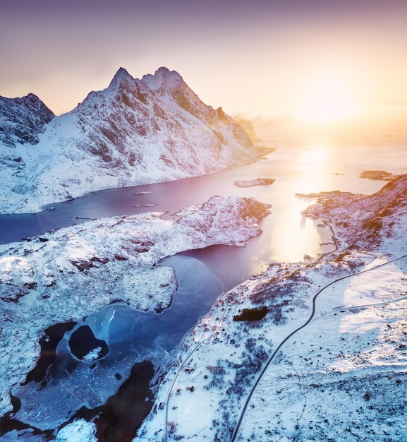 Luftaufnahme auf den Lofoten-Inseln Norwegen Berge und Meer bei Sonnenuntergang Naturlandschaft aus der Luft bei der Drohne Norwegen zur Winterzeit