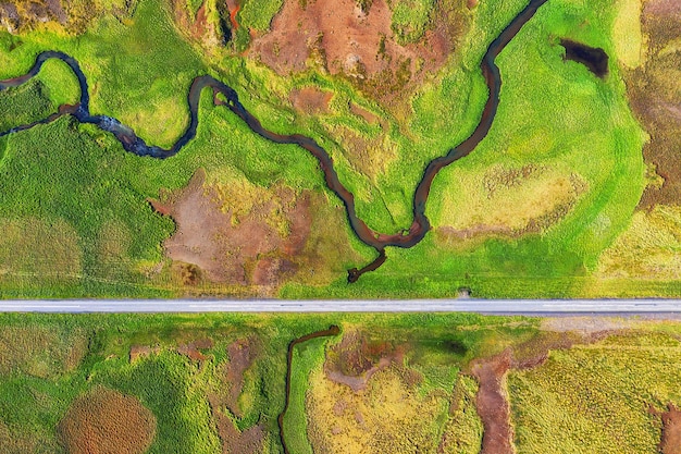 Luftaufnahme auf der Straße in Island Luftlandschaft über der Autobahn im Geysir-Tal Isländische Landschaft aus der Luft Berühmter Ort Reisebild