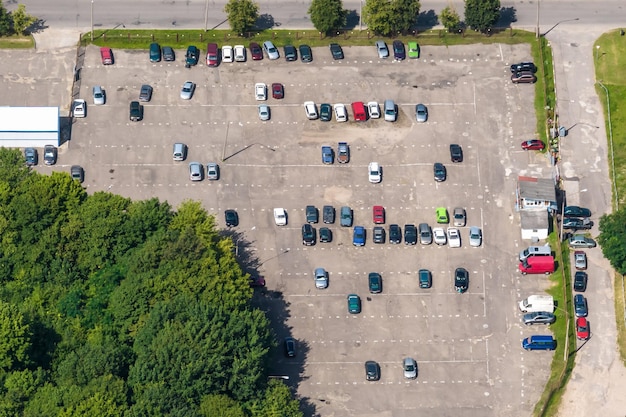 Luftaufnahme auf einem großen Parkplatz im Freien für Autos für die Bewohner des Gebiets