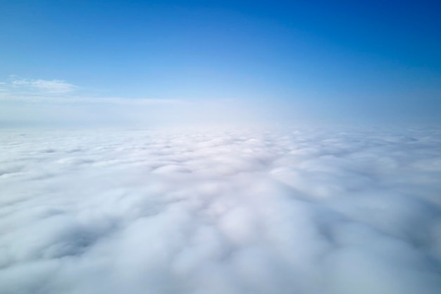 Luftaufnahme aus großer Höhe der Erde, bedeckt mit geschwollenen Regenwolken, die sich vor dem Regen bilden