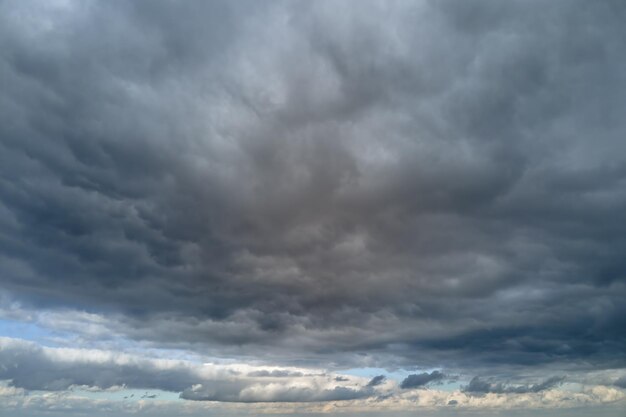 Luftaufnahme aus großer Höhe der Erde, bedeckt mit geschwollenen Regenwolken, die sich vor dem Regen bilden