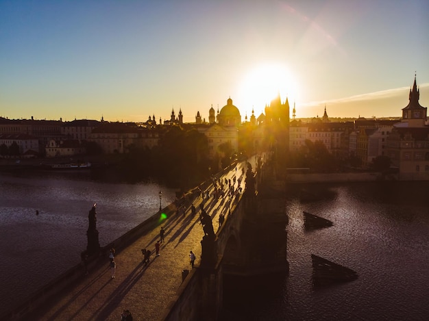 Luftaufnahme bei Sonnenaufgang der Karlsbrücke in Prag