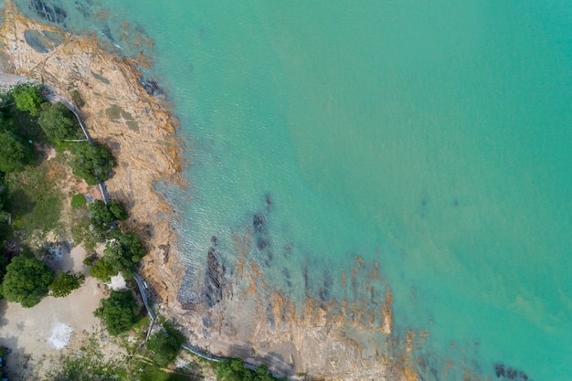 Luftaufnahme Brummenfotoansicht des Meerblicks mit den Wellen, die auf Felsenküste zusammenstoßen