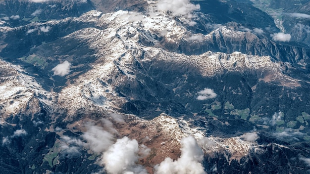 Luftaufnahme der Alpenberge