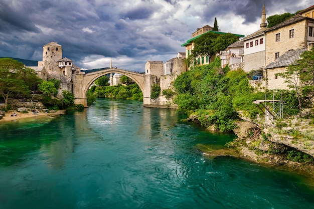 Luftaufnahme der alten Brücke von Mostar, berühmtes Touristenziel in Bosnien und Herzegowina