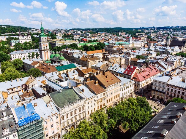 Luftaufnahme der alten europäischen Stadt im Sommer