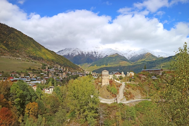 Luftaufnahme der alten Svan-Turmhäuser in der Stadt Mestia in der Region Swanetien in Georgien