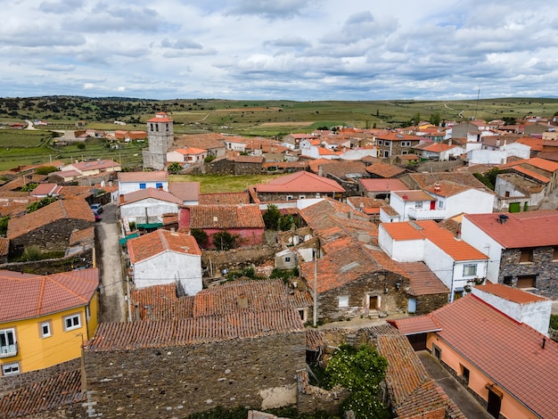 Luftaufnahme der Altstadt mit Steinhäusern und alter Kirche