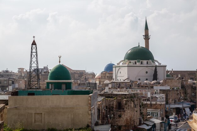 Luftaufnahme der Altstadt von Akko an einem bewölkten und sonnigen Tag