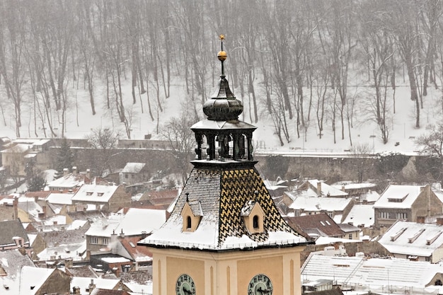 Luftaufnahme der Altstadt von Brasov am Wintertag, Rumänien