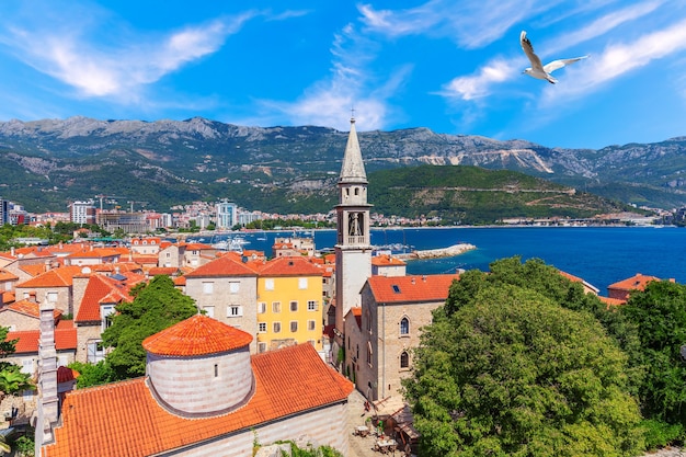 Luftaufnahme der Altstadt von Budva, Turm der Johannes-der-Baptisten-Kirche, Montenegro.