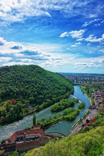 Luftaufnahme der Altstadt von der Zitadelle in Besançon in der Region Bourgogne Franche Comte in Frankreich.