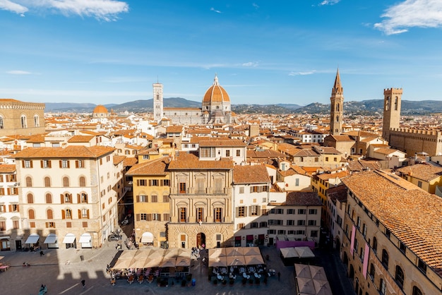Luftaufnahme der Altstadt von Florenz mit dem berühmten Dom auf der Skyline