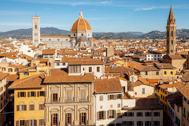 Luftaufnahme der Altstadt von Florenz mit dem berühmten Dom auf der Skyline