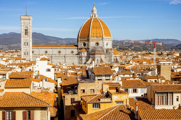 Luftaufnahme der Altstadt von Florenz mit dem berühmten Dom auf der Skyline