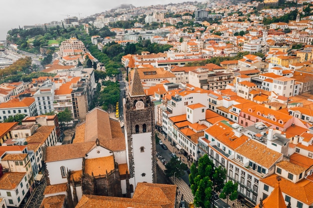 Luftaufnahme der Altstadt von Funchal, Insel Madeira mit orangefarbenen Dächern