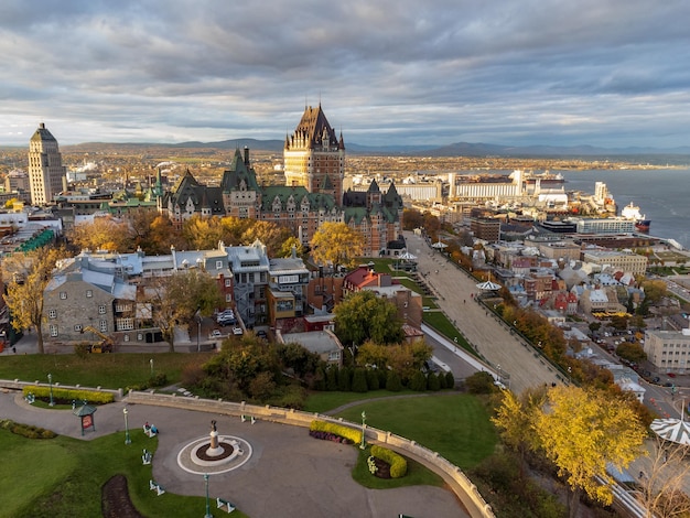 Luftaufnahme der Altstadt von Quebec City in der Herbstsaison Sonnenuntergangszeit