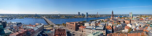 Luftaufnahme der Altstadt von Riga und des Flusses Daugava von der Kirche St. Peter