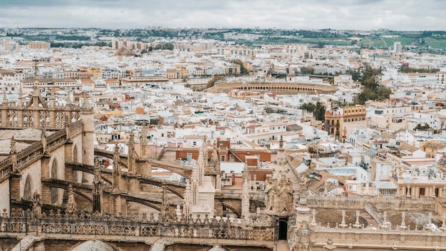 Luftaufnahme der Altstadt von Sevilla mit Stierkampfarena und Triana-Viertel im Hintergrund