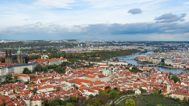 Luftaufnahme der Altstadtarchitektur mit roten Dächern in Prag, Tschechien. Moldau. Altstadtpanorama, Tschechien.